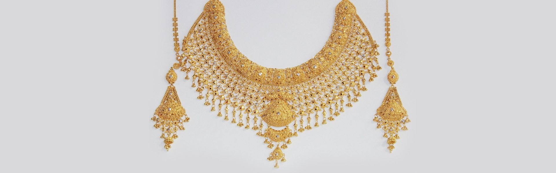 Necklace and earring set